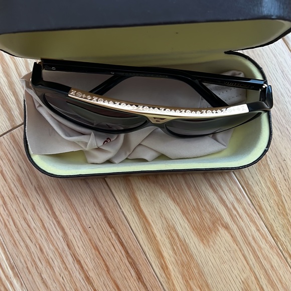 Sunglasses (NOT AUTHENTIC) - Picture 2 of 2